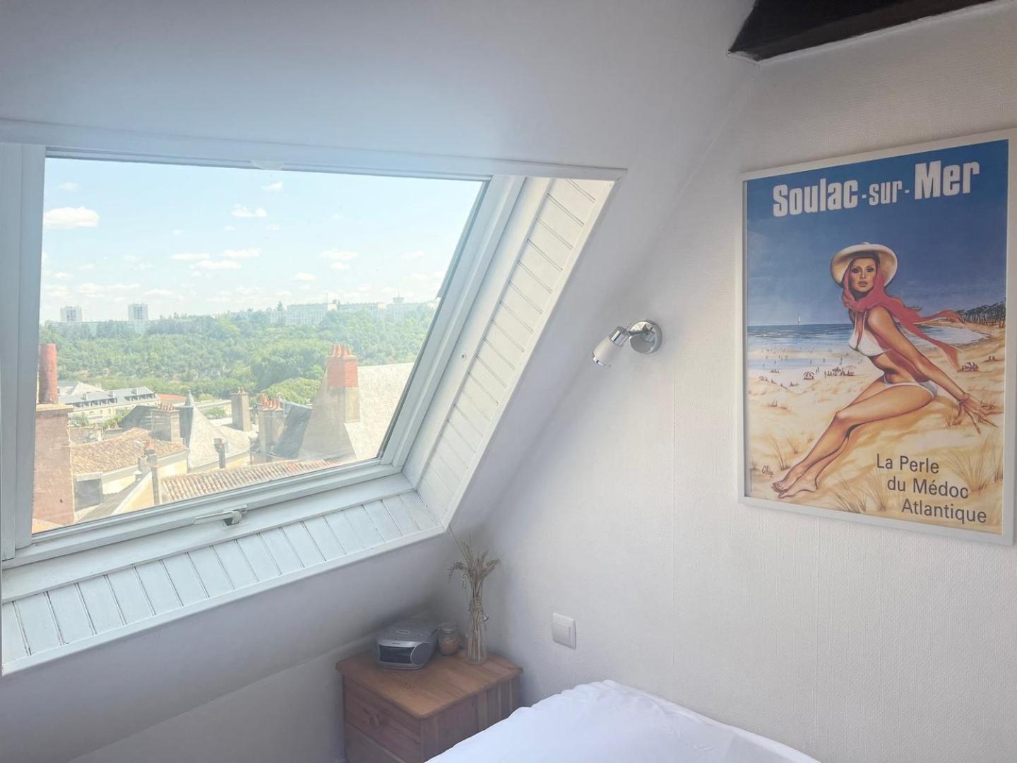 So British ! Appart Atypique Et Sa Petite Terrasse Poitiers Bagian luar foto